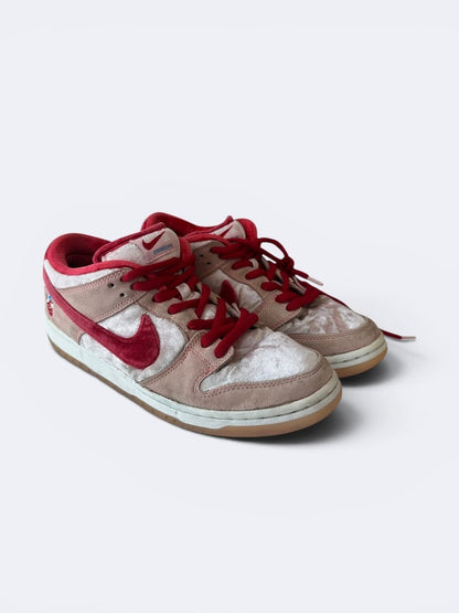 StrangeLove x Nike Dunk Low SB "Valentines Day" - 41 Casual Area