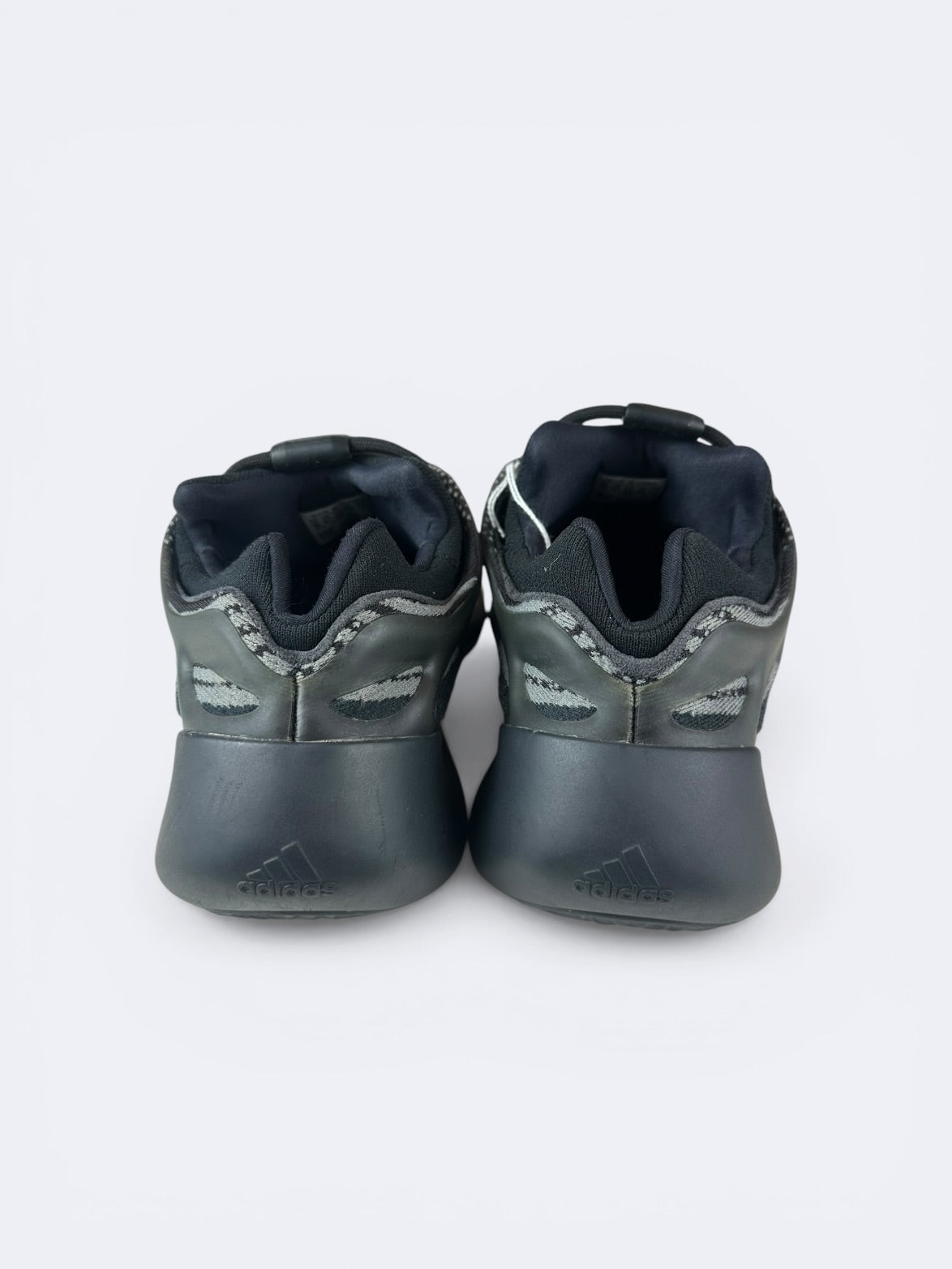Adidas Yeezy Boost 700 V3 "Alvah" - 44 Casual Area