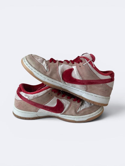 StrangeLove x Nike Dunk Low SB "Valentines Day" - 41 Casual Area
