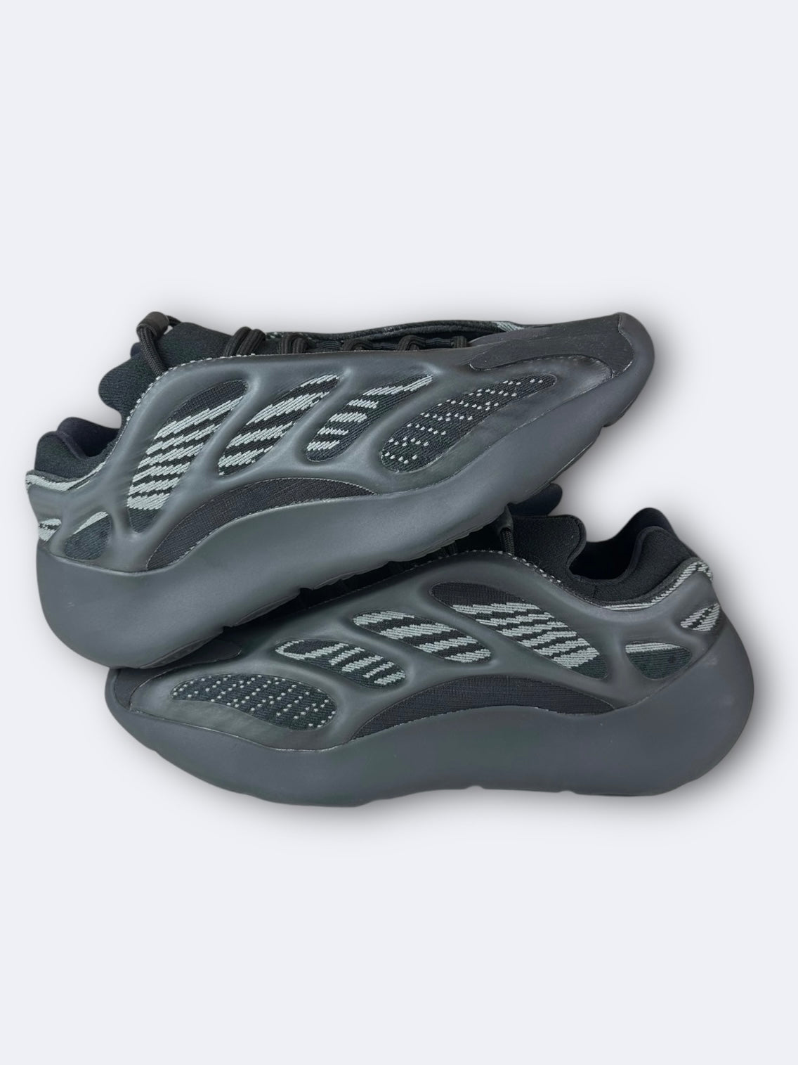 Adidas Yeezy Boost 700 V3 "Dark Glow" - 42 Casual Area