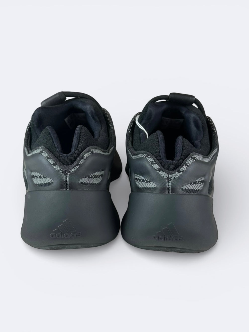 Adidas Yeezy Boost 700 V3 "Dark Glow" - 42 Casual Area