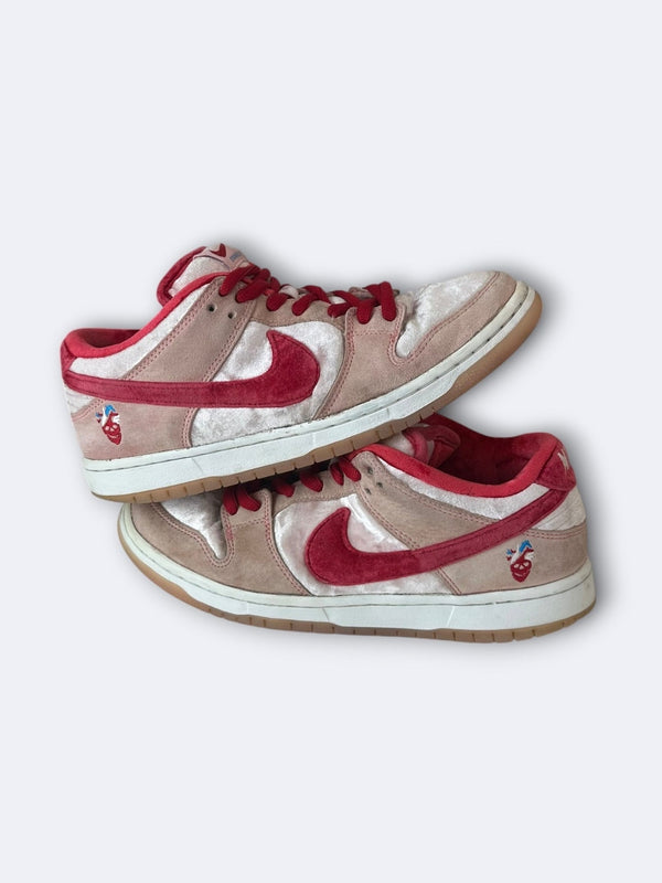StrangeLove x Nike Dunk Low SB "Valentines Day" - 41 Casual Area