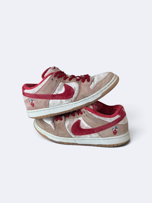 StrangeLove x Nike Dunk Low SB "Valentines Day" - 41 Casual Area