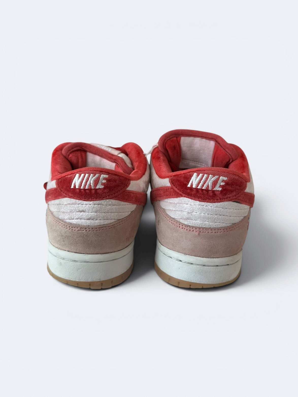 StrangeLove x Nike Dunk Low SB "Valentines Day" - 41 Casual Area