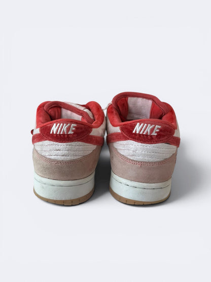 StrangeLove x Nike Dunk Low SB "Valentines Day" - 41 Casual Area